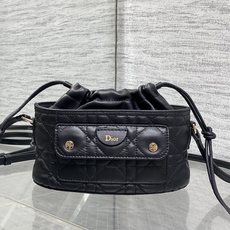 现货‼️ Dior Travel抽绳水桶包 软糯羊皮+菱格绗缝,温柔感直接拉满抽绳束口设计,小巧又能装 可调节斜挎肩带, 现货‼️ Dior Travel抽绳水桶包 软糯羊皮+菱格绗缝,温柔感直接拉满抽绳束口设计,小巧又能装 可调节斜挎肩带,
