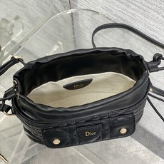 现货‼️ Dior Travel抽绳水桶包 软糯羊皮+菱格绗缝,温柔感直接拉满抽绳束口设计,小巧又能装 可调节斜挎肩带, 现货‼️ Dior Travel抽绳水桶包 软糯羊皮+菱格绗缝,温柔感直接拉满抽绳束口设计,小巧又能装 可调节斜挎肩带,