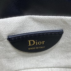 现货‼️ Dior Travel抽绳水桶包 软糯羊皮+菱格绗缝,温柔感直接拉满抽绳束口设计,小巧又能装 可调节斜挎肩带, 现货‼️ Dior Travel抽绳水桶包 软糯羊皮+菱格绗缝,温柔感直接拉满抽绳束口设计,小巧又能装 可调节斜挎肩带,