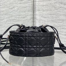 现货‼️ Dior Travel抽绳水桶包 软糯羊皮+菱格绗缝,温柔感直接拉满抽绳束口设计,小巧又能装 可调节斜挎肩带, 现货‼️ Dior Travel抽绳水桶包 软糯羊皮+菱格绗缝,温柔感直接拉满抽绳束口设计,小巧又能装 可调节斜挎肩带,
