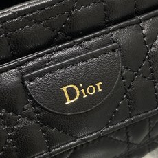 现货‼️ Dior Travel抽绳水桶包 软糯羊皮+菱格绗缝,温柔感直接拉满抽绳束口设计,小巧又能装 可调节斜挎肩带, 现货‼️ Dior Travel抽绳水桶包 软糯羊皮+菱格绗缝,温柔感直接拉满抽绳束口设计,小巧又能装 可调节斜挎肩带,