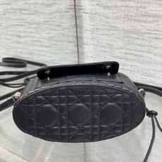现货‼️ Dior Travel抽绳水桶包 软糯羊皮+菱格绗缝,温柔感直接拉满抽绳束口设计,小巧又能装 可调节斜挎肩带, 现货‼️ Dior Travel抽绳水桶包 软糯羊皮+菱格绗缝,温柔感直接拉满抽绳束口设计,小巧又能装 可调节斜挎肩带,