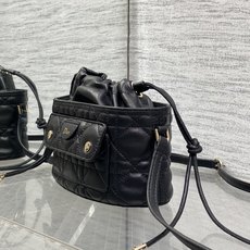 现货‼️ Dior Travel抽绳水桶包 软糯羊皮+菱格绗缝,温柔感直接拉满抽绳束口设计,小巧又能装 可调节斜挎肩带, 现货‼️ Dior Travel抽绳水桶包 软糯羊皮+菱格绗缝,温柔感直接拉满抽绳束口设计,小巧又能装 可调节斜挎肩带,