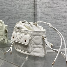 现货‼️ Dior Travel抽绳水桶包 软糯羊皮+菱格绗缝,温柔感直接拉满抽绳束口设计,小巧又能装 可调节斜挎肩带, 现货‼️ Dior Travel抽绳水桶包 软糯羊皮+菱格绗缝,温柔感直接拉满抽绳束口设计,小巧又能装 可调节斜挎肩带,