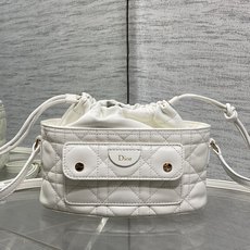 现货‼️ Dior Travel抽绳水桶包 软糯羊皮+菱格绗缝,温柔感直接拉满抽绳束口设计,小巧又能装 可调节斜挎肩带, 现货‼️ Dior Travel抽绳水桶包 软糯羊皮+菱格绗缝,温柔感直接拉满抽绳束口设计,小巧又能装 可调节斜挎肩带,