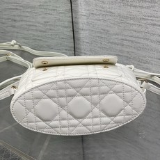 现货‼️ Dior Travel抽绳水桶包 软糯羊皮+菱格绗缝,温柔感直接拉满抽绳束口设计,小巧又能装 可调节斜挎肩带, 现货‼️ Dior Travel抽绳水桶包 软糯羊皮+菱格绗缝,温柔感直接拉满抽绳束口设计,小巧又能装 可调节斜挎肩带,