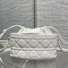现货‼️ Dior Travel抽绳水桶包 软糯羊皮+菱格绗缝,温柔感直接拉满抽绳束口设计,小巧又能装 可调节斜挎肩带, 现货‼️ Dior Travel抽绳水桶包 软糯羊皮+菱格绗缝,温柔感直接拉满抽绳束口设计,小巧又能装 可调节斜挎肩带,