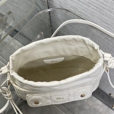 现货‼️ Dior Travel抽绳水桶包 软糯羊皮+菱格绗缝,温柔感直接拉满抽绳束口设计,小巧又能装 可调节斜挎肩带, 现货‼️ Dior Travel抽绳水桶包 软糯羊皮+菱格绗缝,温柔感直接拉满抽绳束口设计,小巧又能装 可调节斜挎肩带,