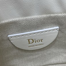 现货‼️ Dior Travel抽绳水桶包 软糯羊皮+菱格绗缝,温柔感直接拉满抽绳束口设计,小巧又能装 可调节斜挎肩带, 现货‼️ Dior Travel抽绳水桶包 软糯羊皮+菱格绗缝,温柔感直接拉满抽绳束口设计,小巧又能装 可调节斜挎肩带,