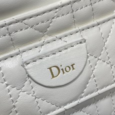 现货‼️ Dior Travel抽绳水桶包 软糯羊皮+菱格绗缝,温柔感直接拉满抽绳束口设计,小巧又能装 可调节斜挎肩带, 现货‼️ Dior Travel抽绳水桶包 软糯羊皮+菱格绗缝,温柔感直接拉满抽绳束口设计,小巧又能装 可调节斜挎肩带,