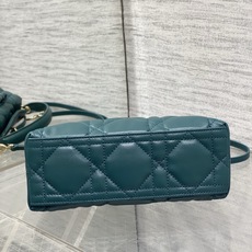 现货‼️ ToP Handle 蝴蝴结链条包 标志性的菱纹格 经典的字母吊饰 别致的手柄设计 搭配柔软的羊皮 亮点在于绝 现货‼️ ToP Handle 蝴蝴结链条包 标志性的菱纹格 经典的字母吊饰 别致的手柄设计 搭配柔软的羊皮 亮点在于绝