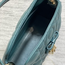 现货‼️ ToP Handle 蝴蝴结链条包 标志性的菱纹格 经典的字母吊饰 别致的手柄设计 搭配柔软的羊皮 亮点在于绝 现货‼️ ToP Handle 蝴蝴结链条包 标志性的菱纹格 经典的字母吊饰 别致的手柄设计 搭配柔软的羊皮 亮点在于绝