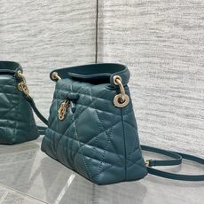 现货‼️ ToP Handle 蝴蝴结链条包 标志性的菱纹格 经典的字母吊饰 别致的手柄设计 搭配柔软的羊皮 亮点在于绝 现货‼️ ToP Handle 蝴蝴结链条包 标志性的菱纹格 经典的字母吊饰 别致的手柄设计 搭配柔软的羊皮 亮点在于绝