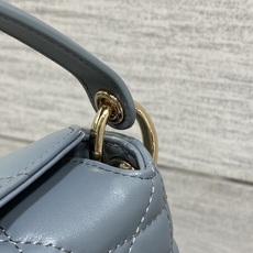 现货‼️ ToP Handle 蝴蝴结链条包 标志性的菱纹格 经典的字母吊饰 别致的手柄设计 搭配柔软的羊皮 亮点在于绝 现货‼️ ToP Handle 蝴蝴结链条包 标志性的菱纹格 经典的字母吊饰 别致的手柄设计 搭配柔软的羊皮 亮点在于绝