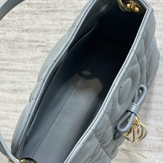 现货‼️ ToP Handle 蝴蝴结链条包 标志性的菱纹格 经典的字母吊饰 别致的手柄设计 搭配柔软的羊皮 亮点在于绝 现货‼️ ToP Handle 蝴蝴结链条包 标志性的菱纹格 经典的字母吊饰 别致的手柄设计 搭配柔软的羊皮 亮点在于绝