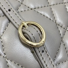 现货‼️ ToP Handle 蝴蝴结链条包 标志性的菱纹格 经典的字母吊饰 别致的手柄设计 搭配柔软的羊皮 亮点在于绝 现货‼️ ToP Handle 蝴蝴结链条包 标志性的菱纹格 经典的字母吊饰 别致的手柄设计 搭配柔软的羊皮 亮点在于绝
