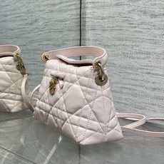 现货‼️ ToP Handle 蝴蝴结链条包 标志性的菱纹格 经典的字母吊饰 别致的手柄设计 搭配柔软的羊皮 亮点在于绝 现货‼️ ToP Handle 蝴蝴结链条包 标志性的菱纹格 经典的字母吊饰 别致的手柄设计 搭配柔软的羊皮 亮点在于绝