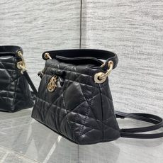 现货‼️ ToP Handle 蝴蝴结链条包 标志性的菱纹格 经典的字母吊饰 别致的手柄设计 搭配柔软的羊皮 亮点在于绝 现货‼️ ToP Handle 蝴蝴结链条包 标志性的菱纹格 经典的字母吊饰 别致的手柄设计 搭配柔软的羊皮 亮点在于绝