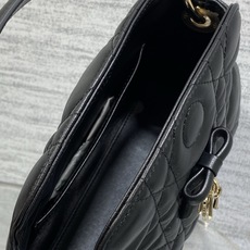 现货‼️ ToP Handle 蝴蝴结链条包 标志性的菱纹格 经典的字母吊饰 别致的手柄设计 搭配柔软的羊皮 亮点在于绝 现货‼️ ToP Handle 蝴蝴结链条包 标志性的菱纹格 经典的字母吊饰 别致的手柄设计 搭配柔软的羊皮 亮点在于绝