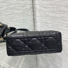 现货‼️ ToP Handle 蝴蝴结链条包 标志性的菱纹格 经典的字母吊饰 别致的手柄设计 搭配柔软的羊皮 亮点在于绝 现货‼️ ToP Handle 蝴蝴结链条包 标志性的菱纹格 经典的字母吊饰 别致的手柄设计 搭配柔软的羊皮 亮点在于绝