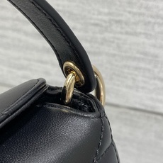 现货‼️ ToP Handle 蝴蝴结链条包 标志性的菱纹格 经典的字母吊饰 别致的手柄设计 搭配柔软的羊皮 亮点在于绝 现货‼️ ToP Handle 蝴蝴结链条包 标志性的菱纹格 经典的字母吊饰 别致的手柄设计 搭配柔软的羊皮 亮点在于绝