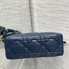 现货‼️ ToP Handle 蝴蝴结链条包 标志性的菱纹格 经典的字母吊饰 别致的手柄设计 搭配柔软的羊皮 亮点在于绝 现货‼️ ToP Handle 蝴蝴结链条包 标志性的菱纹格 经典的字母吊饰 别致的手柄设计 搭配柔软的羊皮 亮点在于绝