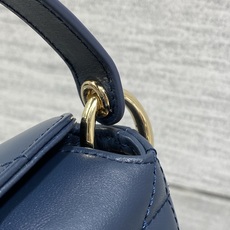 现货‼️ ToP Handle 蝴蝴结链条包 标志性的菱纹格 经典的字母吊饰 别致的手柄设计 搭配柔软的羊皮 亮点在于绝 现货‼️ ToP Handle 蝴蝴结链条包 标志性的菱纹格 经典的字母吊饰 别致的手柄设计 搭配柔软的羊皮 亮点在于绝