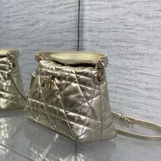 现货‼️ ToP Handle 蝴蝴结链条包 标志性的菱纹格 经典的字母吊饰 别致的手柄设计 搭配柔软的羊皮 亮点在于绝 现货‼️ ToP Handle 蝴蝴结链条包 标志性的菱纹格 经典的字母吊饰 别致的手柄设计 搭配柔软的羊皮 亮点在于绝