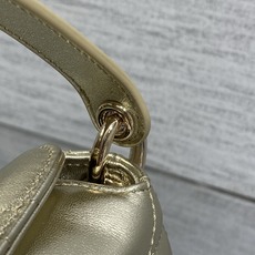 现货‼️ ToP Handle 蝴蝴结链条包 标志性的菱纹格 经典的字母吊饰 别致的手柄设计 搭配柔软的羊皮 亮点在于绝 现货‼️ ToP Handle 蝴蝴结链条包 标志性的菱纹格 经典的字母吊饰 别致的手柄设计 搭配柔软的羊皮 亮点在于绝