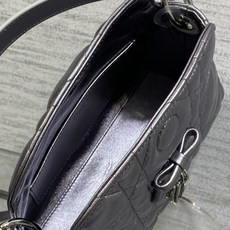 现货‼️ ToP Handle 蝴蝴结链条包 标志性的菱纹格 经典的字母吊饰 别致的手柄设计 搭配柔软的羊皮 亮点在于绝 现货‼️ ToP Handle 蝴蝴结链条包 标志性的菱纹格 经典的字母吊饰 别致的手柄设计 搭配柔软的羊皮 亮点在于绝