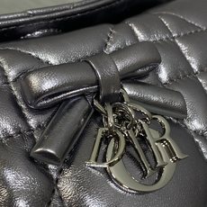 现货‼️ ToP Handle 蝴蝴结链条包 标志性的菱纹格 经典的字母吊饰 别致的手柄设计 搭配柔软的羊皮 亮点在于绝 现货‼️ ToP Handle 蝴蝴结链条包 标志性的菱纹格 经典的字母吊饰 别致的手柄设计 搭配柔软的羊皮 亮点在于绝