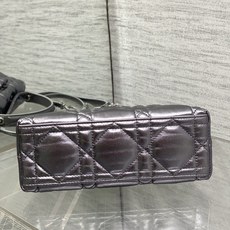 现货‼️ ToP Handle 蝴蝴结链条包 标志性的菱纹格 经典的字母吊饰 别致的手柄设计 搭配柔软的羊皮 亮点在于绝 现货‼️ ToP Handle 蝴蝴结链条包 标志性的菱纹格 经典的字母吊饰 别致的手柄设计 搭配柔软的羊皮 亮点在于绝