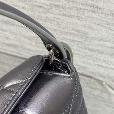现货‼️ ToP Handle 蝴蝴结链条包 标志性的菱纹格 经典的字母吊饰 别致的手柄设计 搭配柔软的羊皮 亮点在于绝 现货‼️ ToP Handle 蝴蝴结链条包 标志性的菱纹格 经典的字母吊饰 别致的手柄设计 搭配柔软的羊皮 亮点在于绝