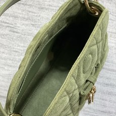 现货‼️ ToP Handle 蝴蝴结链条包 标志性的菱纹格 经典的字母吊饰 别致的手柄设计 搭配柔软的磨砂皮 亮点在于 现货‼️ ToP Handle 蝴蝴结链条包 标志性的菱纹格 经典的字母吊饰 别致的手柄设计 搭配柔软的磨砂皮 亮点在于