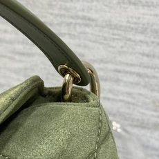现货‼️ ToP Handle 蝴蝴结链条包 标志性的菱纹格 经典的字母吊饰 别致的手柄设计 搭配柔软的磨砂皮 亮点在于 现货‼️ ToP Handle 蝴蝴结链条包 标志性的菱纹格 经典的字母吊饰 别致的手柄设计 搭配柔软的磨砂皮 亮点在于