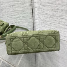 现货‼️ ToP Handle 蝴蝴结链条包 标志性的菱纹格 经典的字母吊饰 别致的手柄设计 搭配柔软的磨砂皮 亮点在于 现货‼️ ToP Handle 蝴蝴结链条包 标志性的菱纹格 经典的字母吊饰 别致的手柄设计 搭配柔软的磨砂皮 亮点在于
