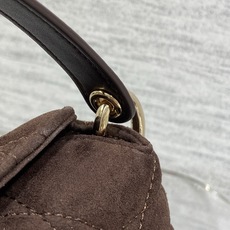 现货‼️ ToP Handle 蝴蝴结链条包 标志性的菱纹格 经典的字母吊饰 别致的手柄设计 搭配柔软的磨砂皮 亮点在于 现货‼️ ToP Handle 蝴蝴结链条包 标志性的菱纹格 经典的字母吊饰 别致的手柄设计 搭配柔软的磨砂皮 亮点在于