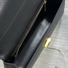 芯片款现货‼️ 最新款Medaillon系列 简洁的贵气的包型,法式椭圆镜身 属于法式独有的优雅和浪漫气质 进口的小牛皮 芯片款现货‼️ 最新款Medaillon系列 简洁的贵气的包型,法式椭圆镜身 属于法式独有的优雅和浪漫气质 进口的小牛皮
