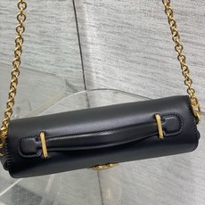 芯片款现货‼️ 最新款Medaillon系列 简洁的贵气的包型,法式椭圆镜身 属于法式独有的优雅和浪漫气质 进口的小牛皮 芯片款现货‼️ 最新款Medaillon系列 简洁的贵气的包型,法式椭圆镜身 属于法式独有的优雅和浪漫气质 进口的小牛皮