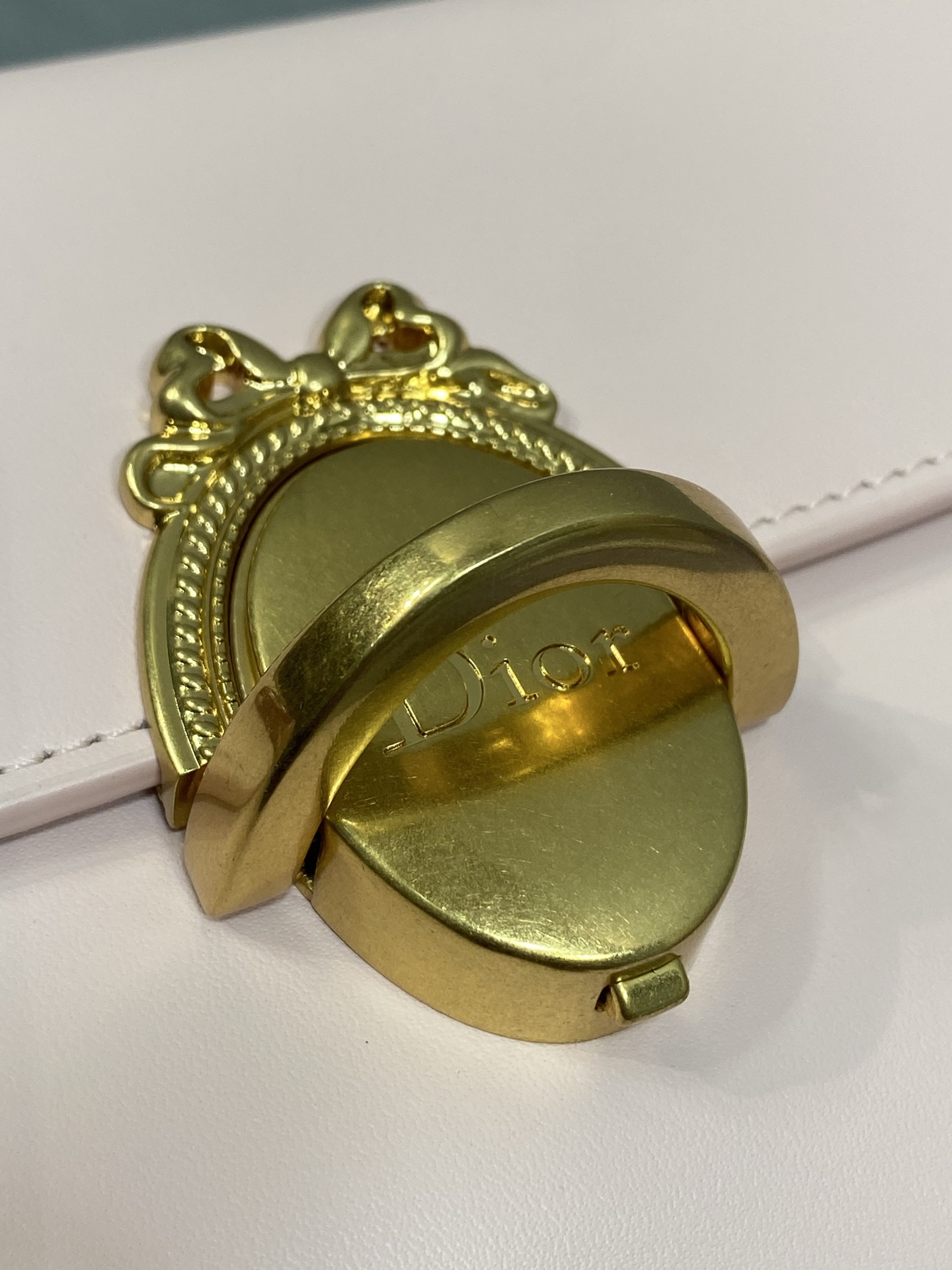 芯片款现货‼️ 最新款Medaillon系列 简洁的贵气的包型，法式椭圆镜身 属于法式独有的优雅和浪漫气质 进口的小牛皮