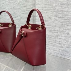 小号现货‼️ Dior2026最新蝴蝶结手提包,把“蝴蝶结”焊在系列里.蝴蝶结也不再是小女生的甜腻感,新设计的轮廓与造型 小号现货‼️ Dior2026最新蝴蝶结手提包,把“蝴蝶结”焊在系列里.蝴蝶结也不再是小女生的甜腻感,新设计的轮廓与造型