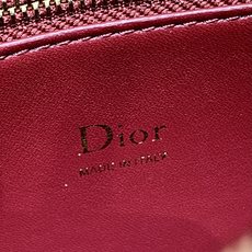 小号现货‼️ Dior2026最新蝴蝶结手提包,把“蝴蝶结”焊在系列里.蝴蝶结也不再是小女生的甜腻感,新设计的轮廓与造型 小号现货‼️ Dior2026最新蝴蝶结手提包,把“蝴蝶结”焊在系列里.蝴蝶结也不再是小女生的甜腻感,新设计的轮廓与造型