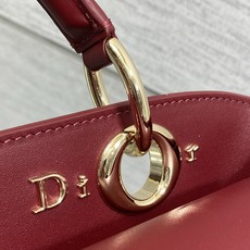 小号现货‼️ Dior2026最新蝴蝶结手提包,把“蝴蝶结”焊在系列里.蝴蝶结也不再是小女生的甜腻感,新设计的轮廓与造型 小号现货‼️ Dior2026最新蝴蝶结手提包,把“蝴蝶结”焊在系列里.蝴蝶结也不再是小女生的甜腻感,新设计的轮廓与造型