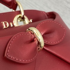 小号现货‼️ Dior2026最新蝴蝶结手提包,把“蝴蝶结”焊在系列里.蝴蝶结也不再是小女生的甜腻感,新设计的轮廓与造型 小号现货‼️ Dior2026最新蝴蝶结手提包,把“蝴蝶结”焊在系列里.蝴蝶结也不再是小女生的甜腻感,新设计的轮廓与造型
