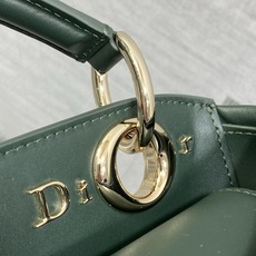 迷你现货‼️ Dior2026最新蝴蝶结手提包,把“蝴蝶结”焊在系列里.蝴蝶结也不再是小女生的甜腻感,新设计的轮廓与造型 迷你现货‼️ Dior2026最新蝴蝶结手提包,把“蝴蝶结”焊在系列里.蝴蝶结也不再是小女生的甜腻感,新设计的轮廓与造型