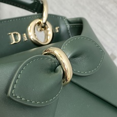 迷你现货‼️ Dior2026最新蝴蝶结手提包,把“蝴蝶结”焊在系列里.蝴蝶结也不再是小女生的甜腻感,新设计的轮廓与造型 迷你现货‼️ Dior2026最新蝴蝶结手提包,把“蝴蝶结”焊在系列里.蝴蝶结也不再是小女生的甜腻感,新设计的轮廓与造型