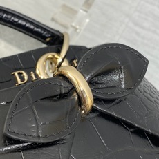 迷你现货‼️ Dior2026最新蝴蝶结手提包,把“蝴蝶结”焊在系列里.蝴蝶结也不再是小女生的甜腻感,新设计的轮廓与造型 迷你现货‼️ Dior2026最新蝴蝶结手提包,把“蝴蝶结”焊在系列里.蝴蝶结也不再是小女生的甜腻感,新设计的轮廓与造型