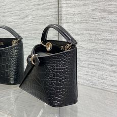 迷你现货‼️ Dior2026最新蝴蝶结手提包,把“蝴蝶结”焊在系列里.蝴蝶结也不再是小女生的甜腻感,新设计的轮廓与造型 迷你现货‼️ Dior2026最新蝴蝶结手提包,把“蝴蝶结”焊在系列里.蝴蝶结也不再是小女生的甜腻感,新设计的轮廓与造型