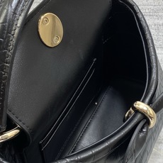 迷你现货‼️ Dior2026最新蝴蝶结手提包,把“蝴蝶结”焊在系列里.蝴蝶结也不再是小女生的甜腻感,新设计的轮廓与造型 迷你现货‼️ Dior2026最新蝴蝶结手提包,把“蝴蝶结”焊在系列里.蝴蝶结也不再是小女生的甜腻感,新设计的轮廓与造型