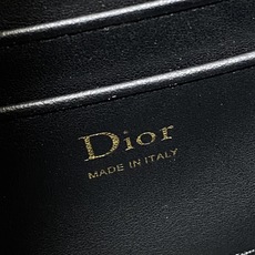 迷你现货‼️ Dior2026最新蝴蝶结手提包,把“蝴蝶结”焊在系列里.蝴蝶结也不再是小女生的甜腻感,新设计的轮廓与造型 迷你现货‼️ Dior2026最新蝴蝶结手提包,把“蝴蝶结”焊在系列里.蝴蝶结也不再是小女生的甜腻感,新设计的轮廓与造型